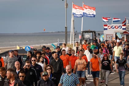 El público vuelve del autódromo caminando al lado del mar; 70% de la concurrencia a Zandvoort fue de espectadores neerlandeses, contra 30% de foráneos.