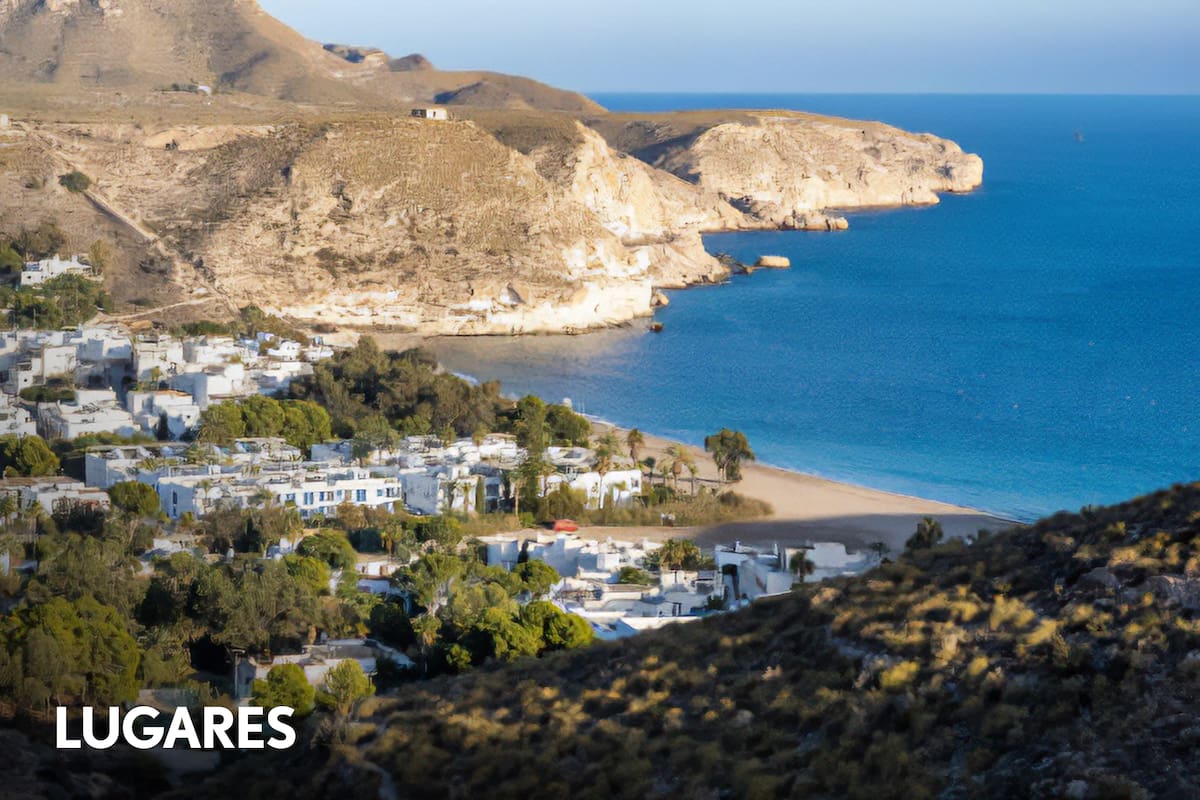 El pueblo blanco se levanta en una bahía de cara al mar