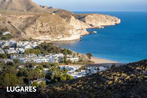 El pueblo blanco se levanta en una bahía de cara al mar
