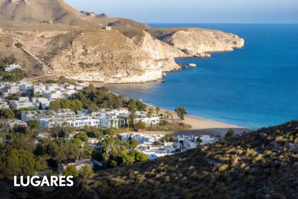 El pueblo blanco se levanta en una bahía de cara al mar