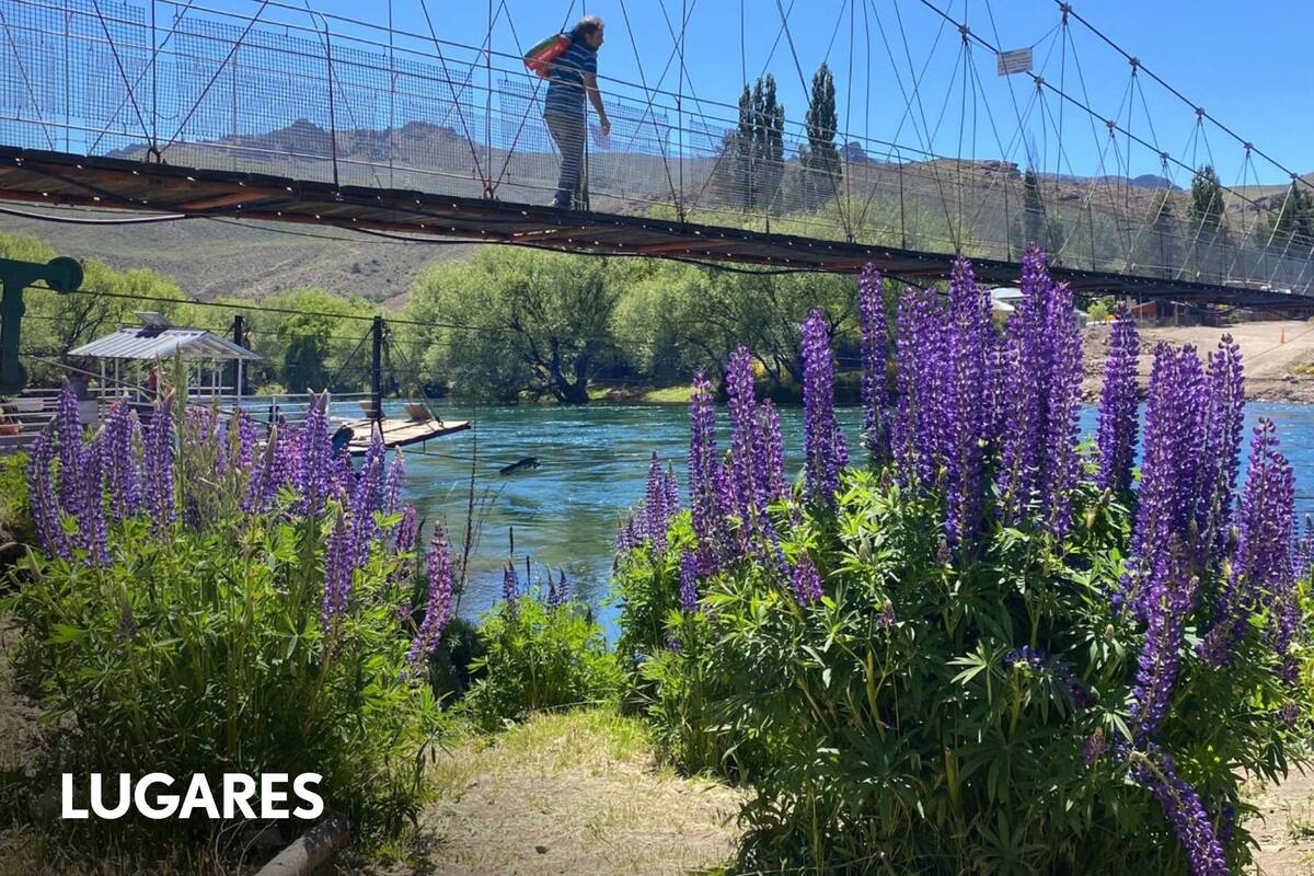 El pueblo, casi inhóspito, es un oasis de colores en plena estepa.