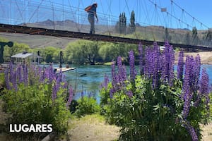 El pueblo, casi inhóspito, es un oasis de colores en plena estepa.
