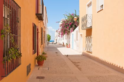 El pueblo consta de dos calles y seis callejones, y una gran plaza cuadrada con varias tiendas y restaurantes.