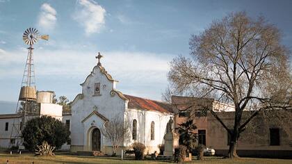 La plaza de Uribelarrea, rodeada por la iglesia y el caserío que perdura intacto desde 1890, al que se suma una variada oferta gastronómica que se destaca por las picadas, los fiambres y la cerveza artesanal