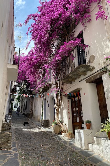 El pueblo de Cadaqués está formado por pequeñas callecitas decoradas por guirnaldas de colores