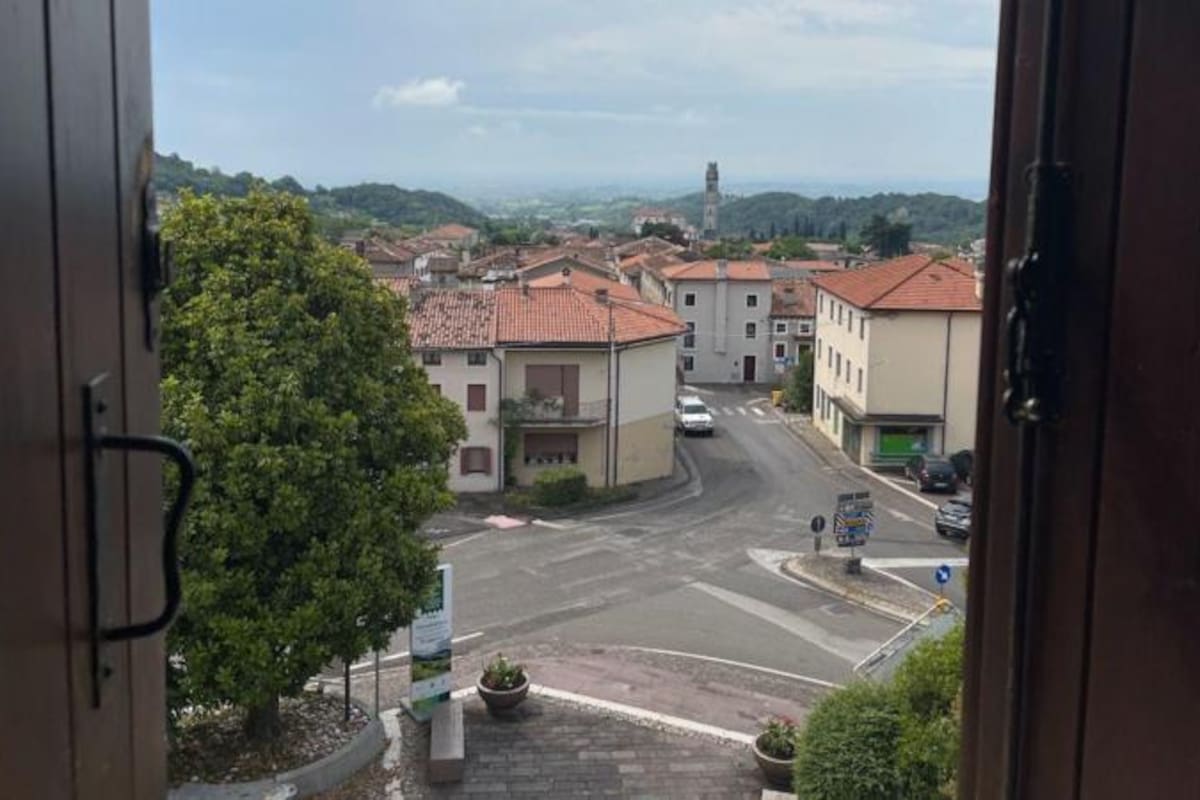 El pueblo de Fregona, visto desde la oficina del alcalde, tiene una población en declive