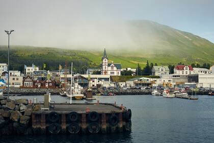 El pueblo de Husavik, encaramado en la costa norte de Islandia