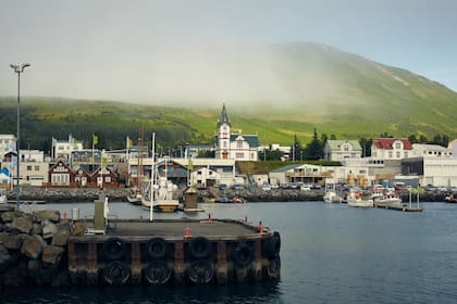 El pueblo de Husavik, encaramado en la costa norte de Islandia
