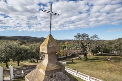 El pueblo desde lo alto de la iglesia. Atrás, las sierras.