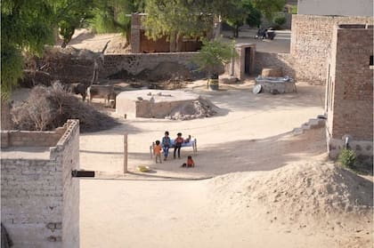 El pueblo en Rajastán donde Niranaram Chetanram Chaudhary nació es pequeño, pero próspero