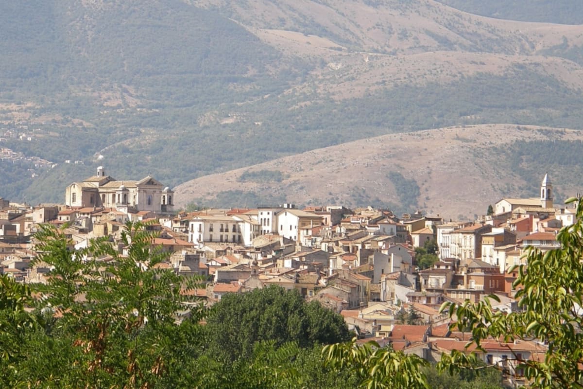 El pueblo está a 150 kilómetros de Roma y cerca de importantes pistas de esquí