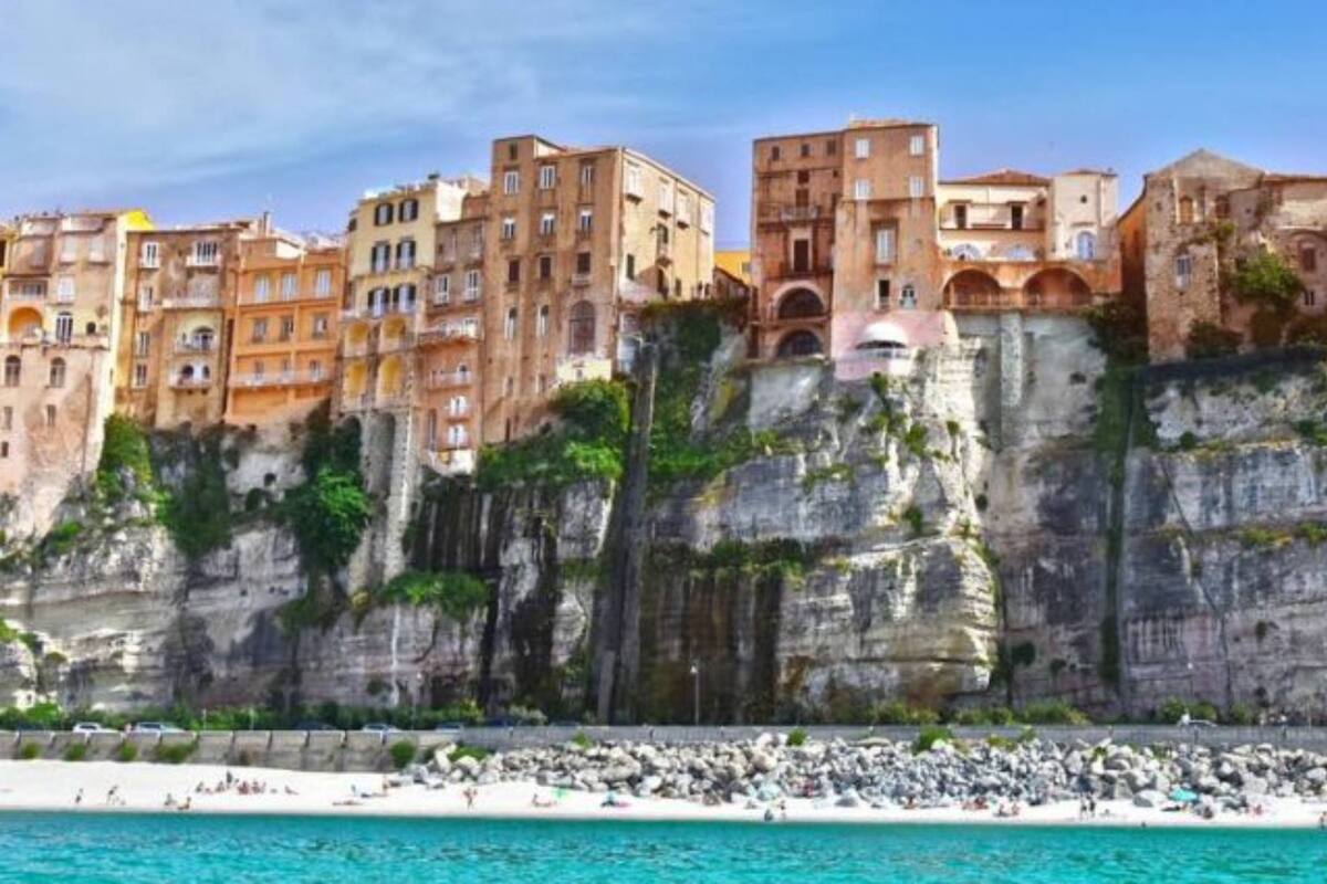 El pueblo está construido sobre una enorme roca frente al mar