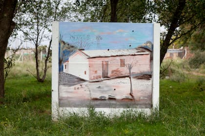 El pueblo está en medio del campo y al costado de la RP 67.