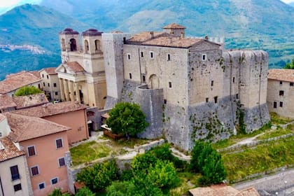 El pueblo está situado en lo alto de los salvajes Montes Lepini y fue el hogar de pastores y tribus