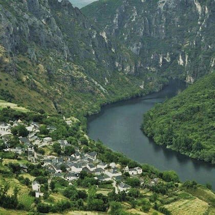 El pueblo gallego está habitado por 1300 personas.