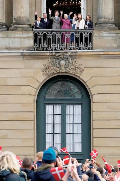 El pueblo le cantó el “Feliz cumpleaños”.