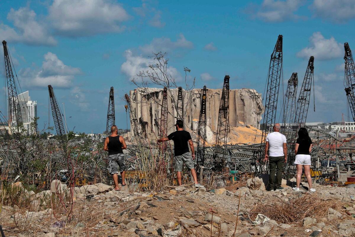El pueblo libanés observa el devastado puerto de Beirut, el lugar de la explosión que mató al menos a 154 personas y devastó zonas de la capital, en Beirut el 9 de agosto de 2020.
