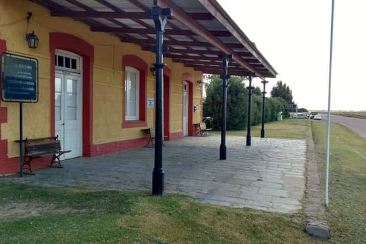 El pueblo recibe su nombre del Faro Recalada, situado a pocos kilómetros de la estación, sobre las costas del Atlántico.