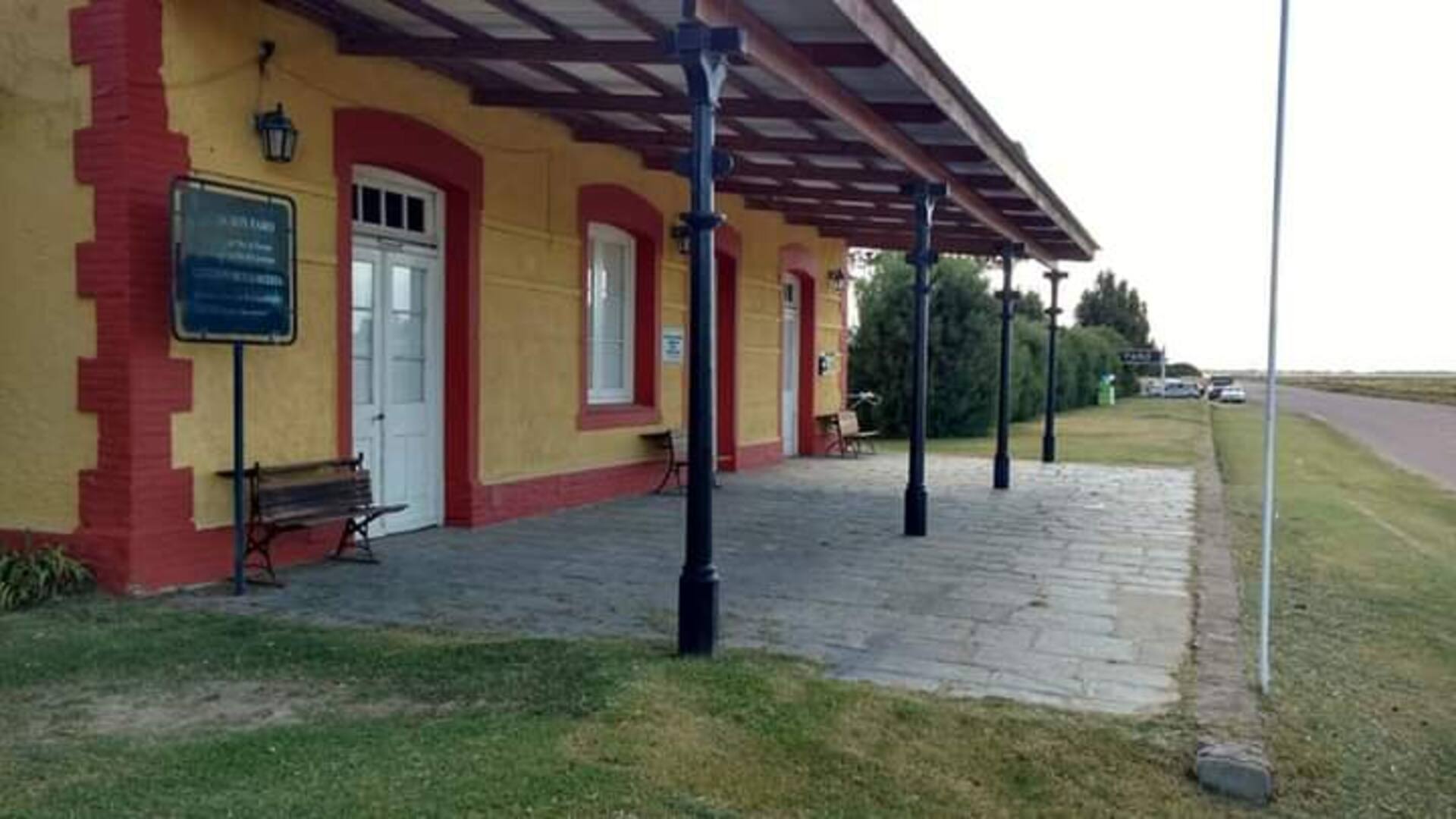 El pueblo recibe su nombre del Faro Recalada, situado a pocos kilómetros de la estación, sobre las costas del Atlántico.
