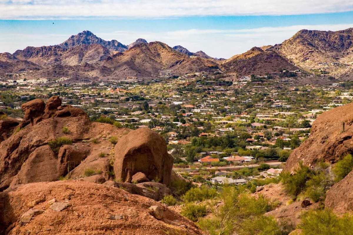El pueblo se destaca por su clima soleado y sus iniciativas de preservación ambiental