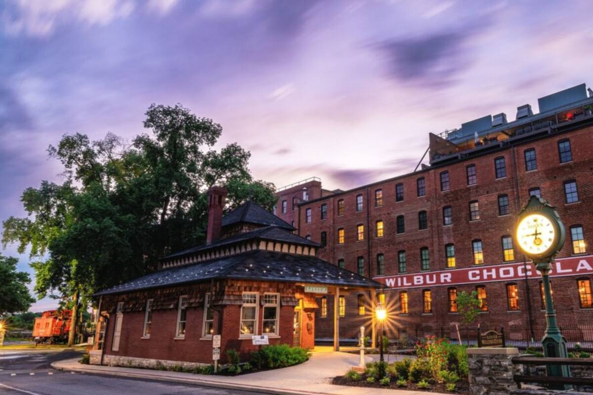 El pueblo se destaca por su legado histórico, su arquitectura colonial y su papel en la creación de los primeros pretzels comerciales de Estados Unidos (lititz.pa)