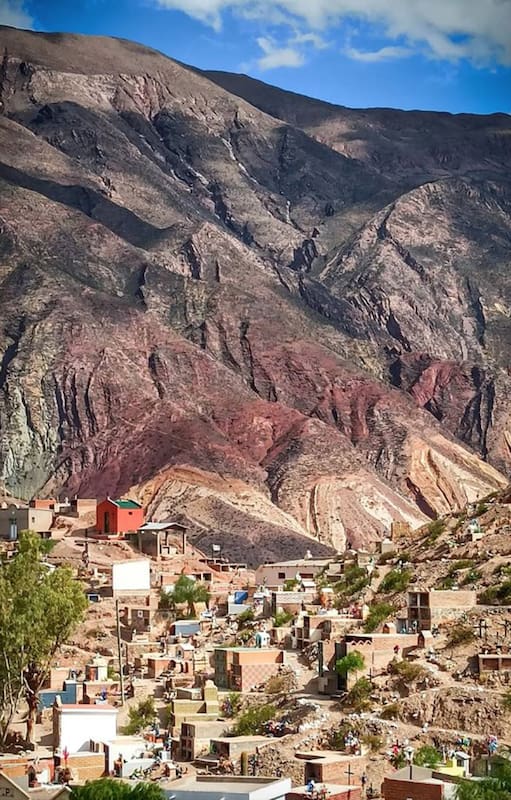 El pueblo se levanta justo al pie de los cerros de colores