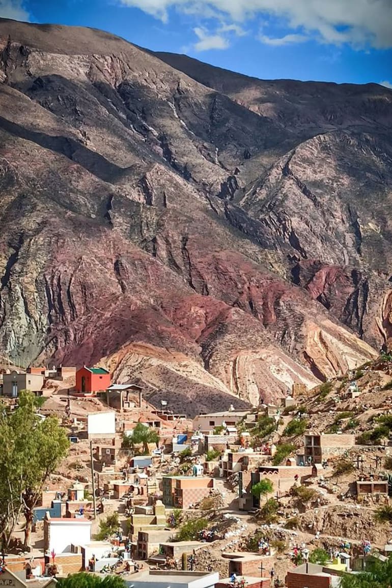 El pueblo se levanta justo al pie de los cerros de colores