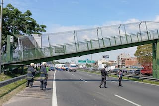 Un camión chocó contra un puente peatonal en la General Paz y lo derrumbó