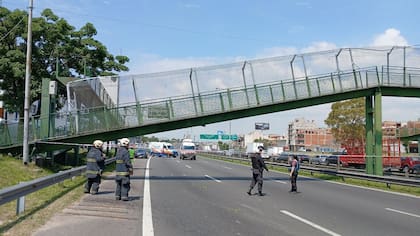El puente caído en General Paz generó caos vehicular y obligó al desvío del tránsito.