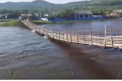 El puente colgante que colapsó en la región de Zabaikalie, en Rusia