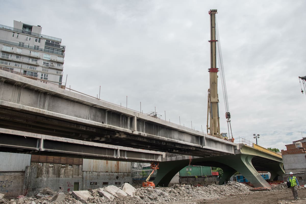 El puente comienza a ser desmontado