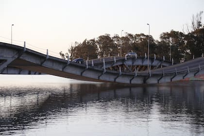 El puente de La Barra tras la ruptura de una de su lingas