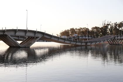 El puente de La Barra ya descendió más de un metro después de la ruptura de una de su lingas