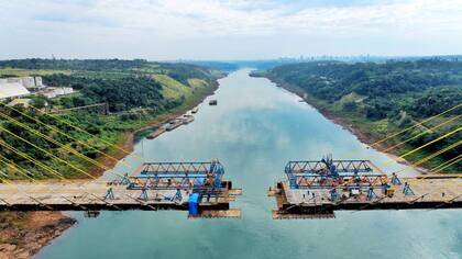 El Puente de la Integración cruza el río Paraná y une a Puerto Franco (Paraguay, pegado a Ciudad del Este) con Foz de Iguazú