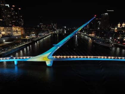 El Puente de la Mujer en Buenos Aires, con los colores de las banderas de Argentina y de la Unión Europea
