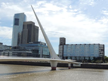 El Puente de la Mujer y el mural feminista "No podés vivir sin nosotras", en los silos de la ex Junta Nacional de Granos.