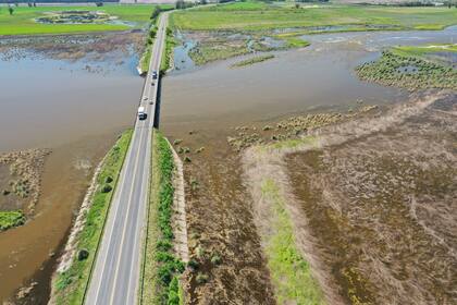 El puente de la ruta 205. Los productores piden hacer el canal aliviador