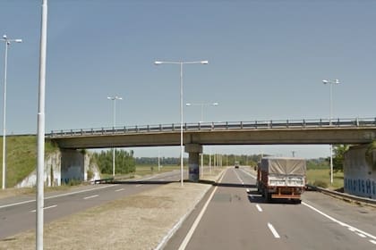 El puente de la ruta provincial 51 sobre la ruta nacional 5, entre las ciudades de Alberti y Chivilcoy