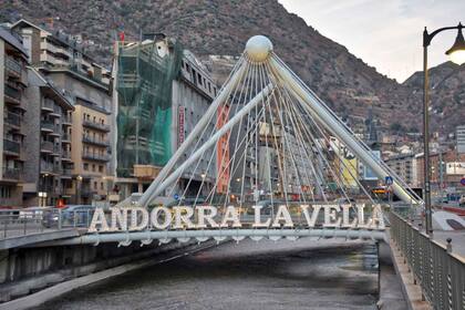 El Puente de París, uno de los iconos de la capital Andorra la Vella.