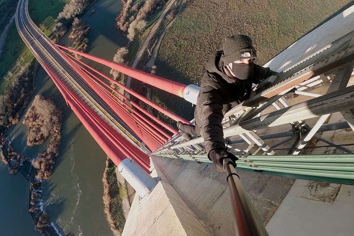 El puente de Talavera atrae desde hace tiempo a amantes del riesgo, influencers creadores de contenido que deciden treparlo aunque no esté permitido hacerlo