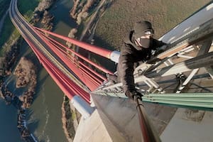El puente de Talavera atrae desde hace tiempo a amantes del riesgo, influencers creadores de contenido que deciden treparlo aunque no esté permitido hacerlo