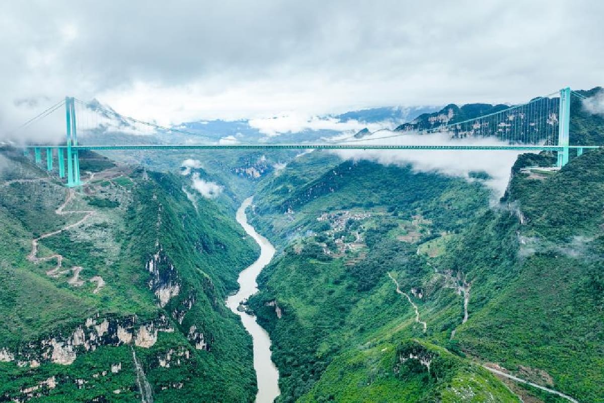 El puente del Gran Cañón de Huajiang se ubica 625 metros sobre un río