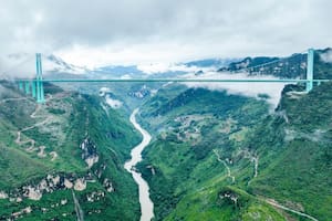 El puente del Gran Cañón de Huajiang se ubica 625 metros sobre un río
