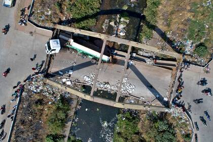 El puente derrumbado desde el drone de LA NACION