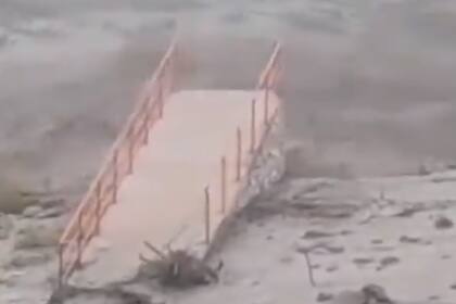 El puente destrozado en Catamarca como consecuencia del temporal