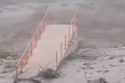 El puente destrozado en Catamarca como consecuencia de la crecida