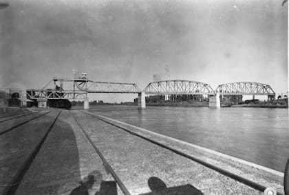 El puente ferrocarretero sobre el río Negro