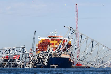 El puente Francis Scott Key, derrumbado, yace sobre el portacontenedores Dali, el lunes 15 de abril de 2024, en Baltimore, Maryland