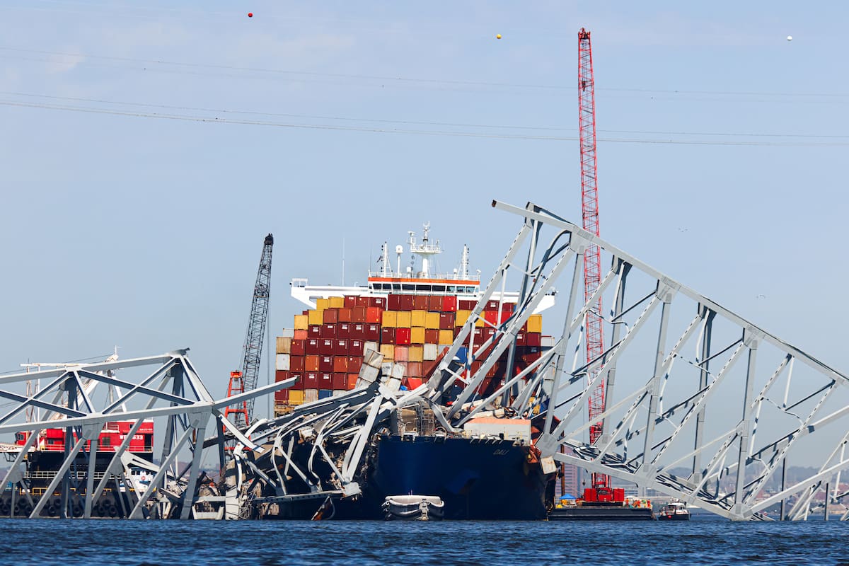 El puente Francis Scott Key, derrumbado, yace sobre el portacontenedores Dali, el lunes 15 de abril de 2024, en Baltimore