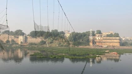 El puente fue construido a finales del siglo XIX, durante la era del dominio británico en la India